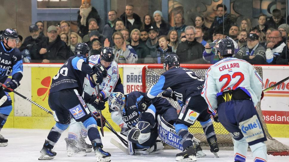 Der EHC Neuwied (ganz in Blau) begeisterte in der Saison 2023/2024 in der BeNe-League mit erfolgreichem Eishockey.  Foto: Jörg Niebergall